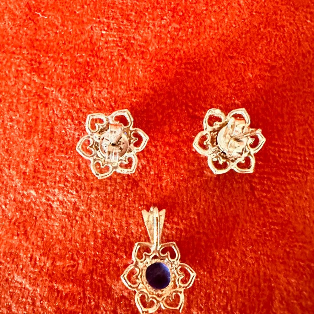 10K Solid Gold Stud Earrings & Pendant Set - Gently Used - Picture 2 of 9